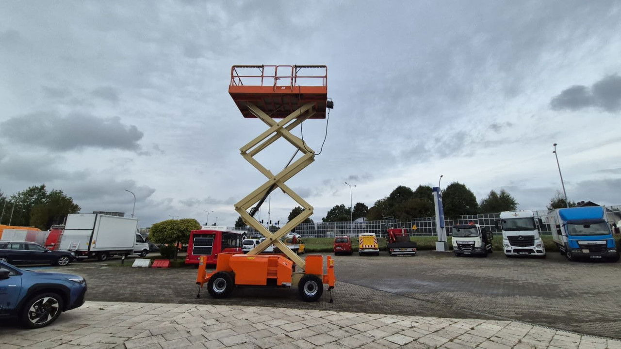 JLG 3394RT / 4X4 / 1 Owner - Scissor lift: picture 3 JLG 3394RT / 4X4 / 1 Owner - Scissor lift: picture 3