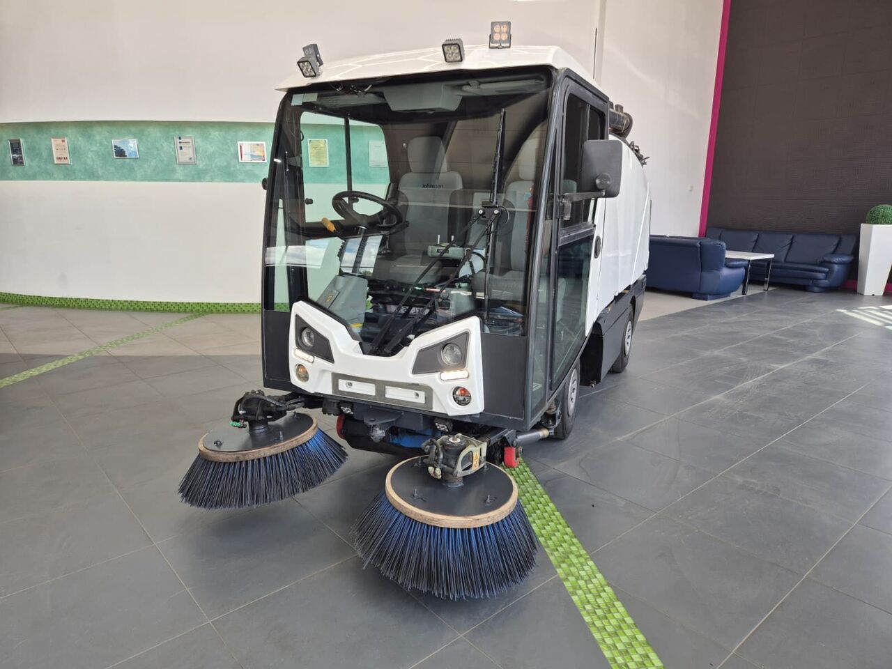 Johnston C200/201 Compact Sweeper - Road sweeper: picture 3 Johnston C200/201 Compact Sweeper - Road sweeper: picture 3