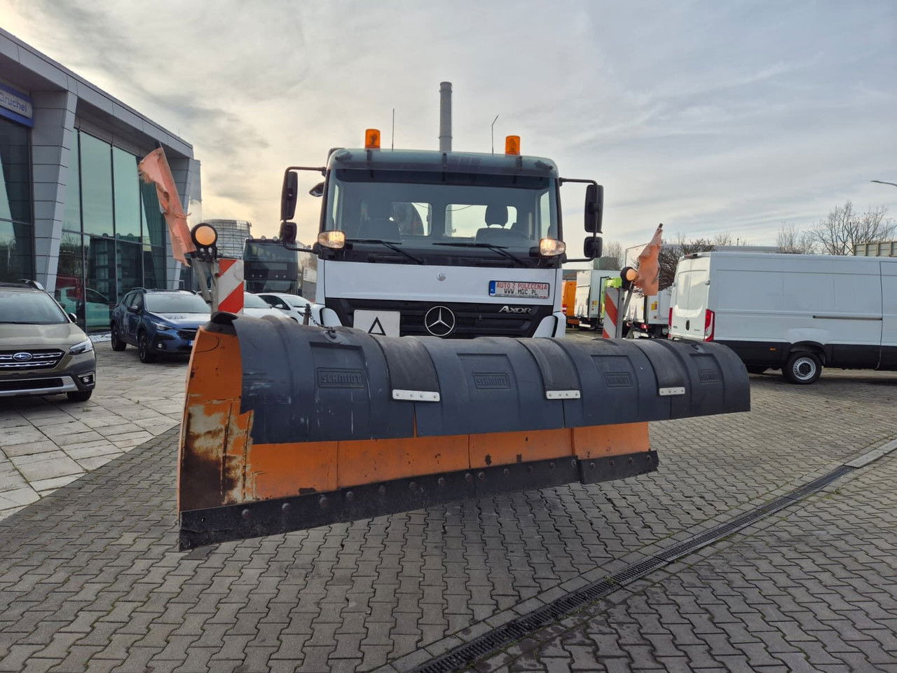 Mercedes-Benz Axor 1833 4X4 / Serviced / Schmidt Plow - Hook lift truck: picture 3 Mercedes-Benz Axor 1833 4X4 / Serviced / Schmidt Plow - Hook lift truck: picture 3