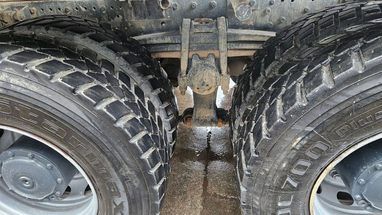 Tipper Mercedes-Benz Actros 3241 8x4 3 sided tipper - full spring: picture 10