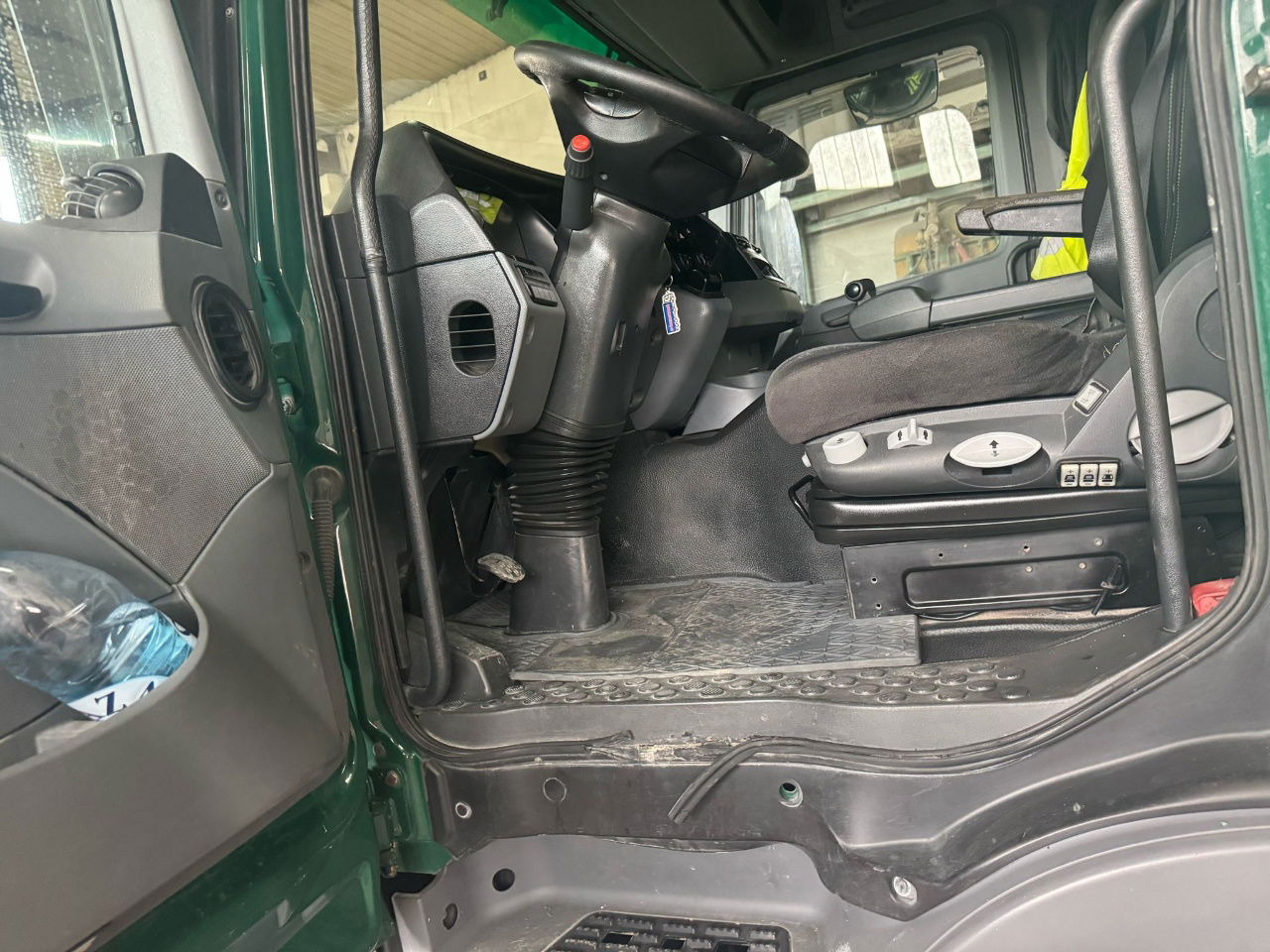 Mercedes-Benz Actros 2044 AS 4x4 tractor unit spring - eps - tipp. hydr. - Tractor unit: picture 4 Mercedes-Benz Actros 2044 AS 4x4 tractor unit spring - eps - tipp. hydr. - Tractor unit: picture 4