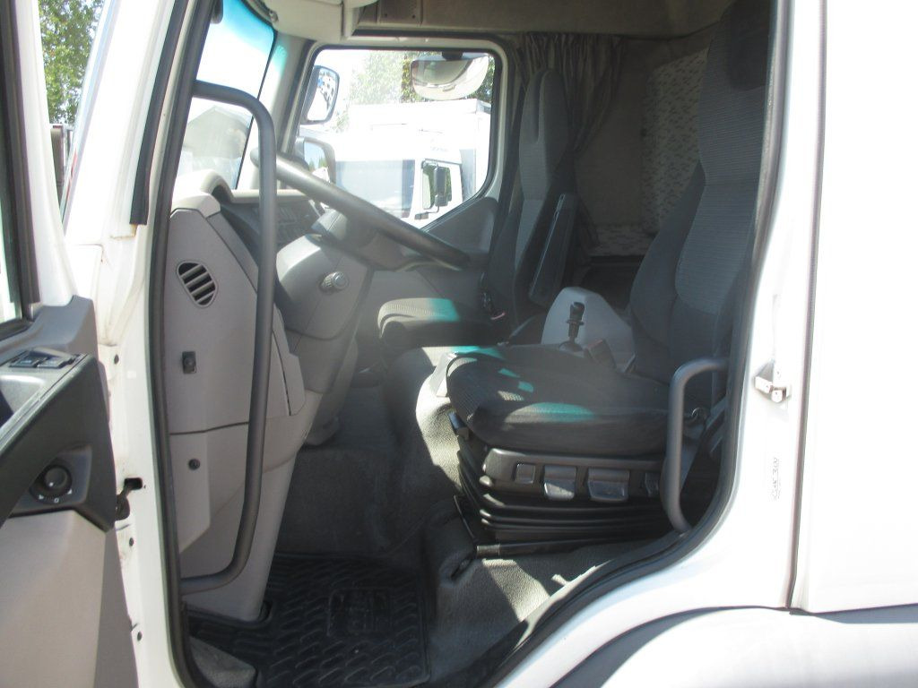 DAF LF 260 - Curtainsider truck: picture 5 DAF LF 260 - Curtainsider truck: picture 5