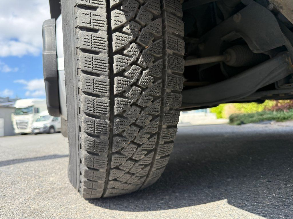 Box van Iveco 35C16 Daily: picture 9