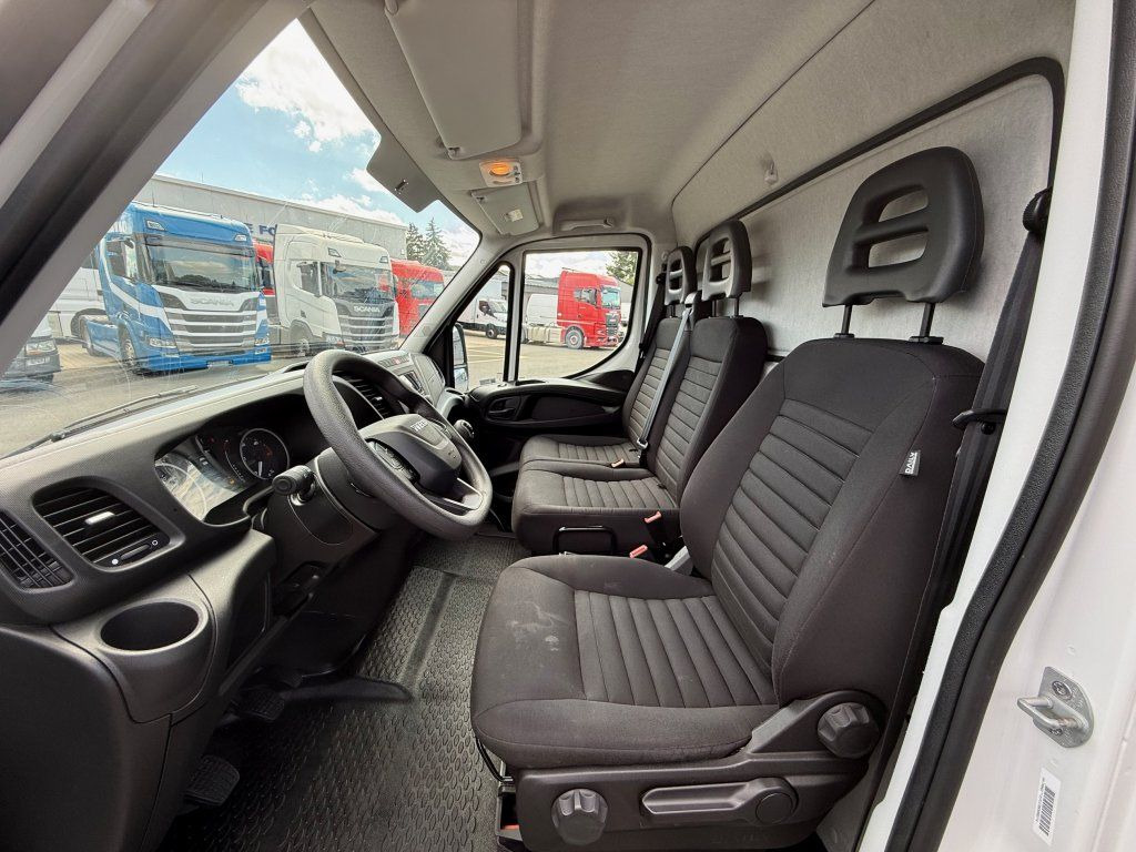 Box van Iveco 35C16 Daily: picture 13