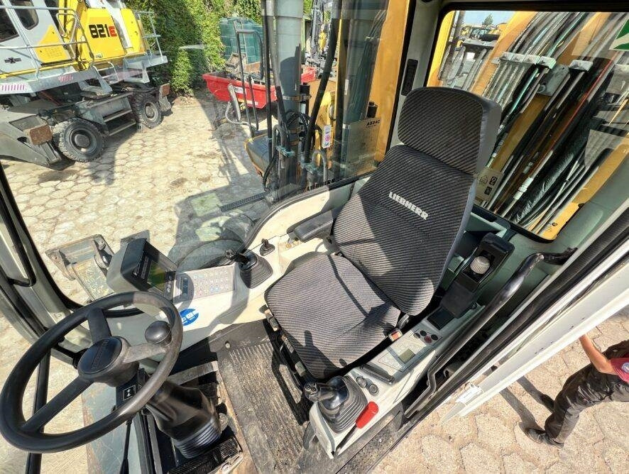 Waste/ Industry handler Liebherr 934C EPA: picture 13