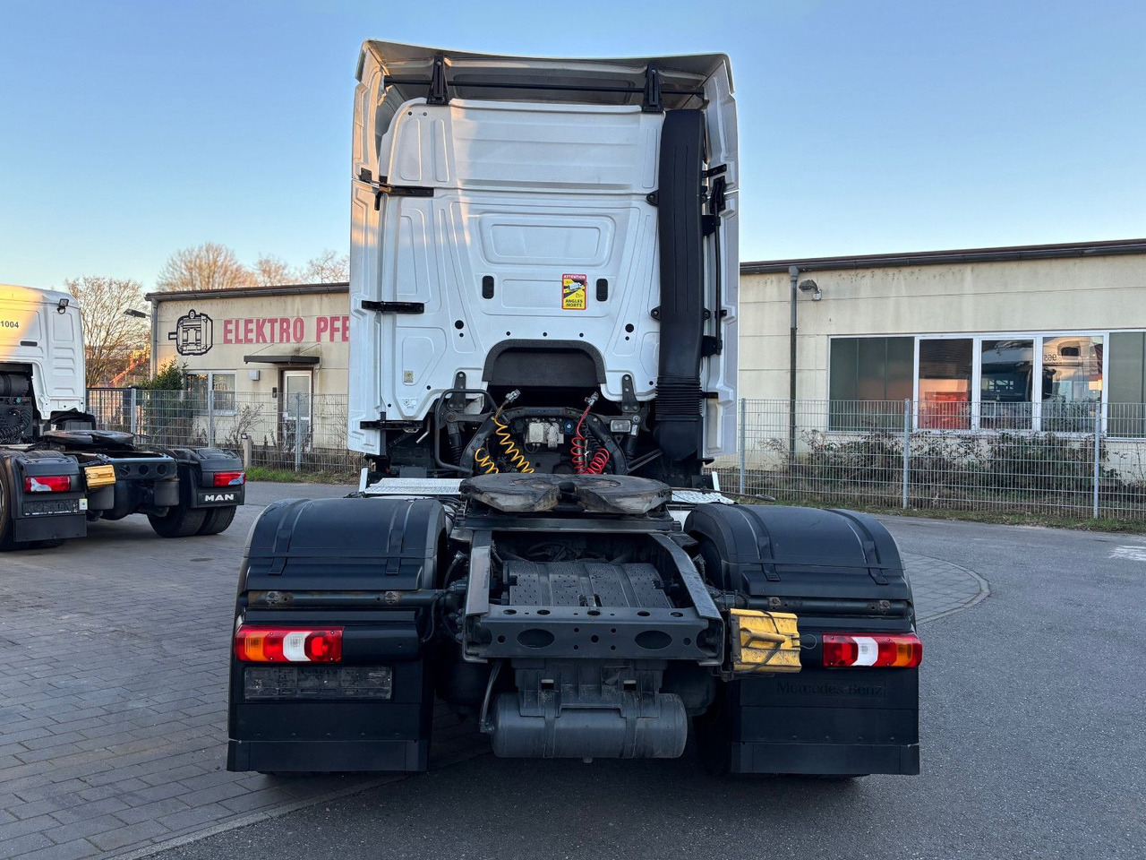 Tractor unit Mercedes-Benz Actros 1843 1845: picture 9