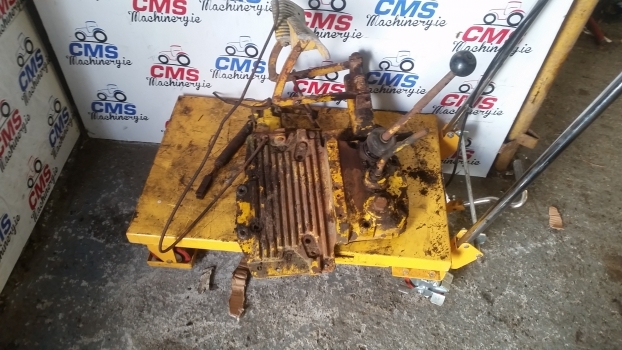 Massey Ferguson 50 B Transmission Control Shift Cover Plate Assembly 881510m1 - Transmission for Backhoe loader: picture 3 Massey Ferguson 50 B Transmission Control Shift Cover Plate Assembly 881510m1 - Transmission for Backhoe loader: picture 3