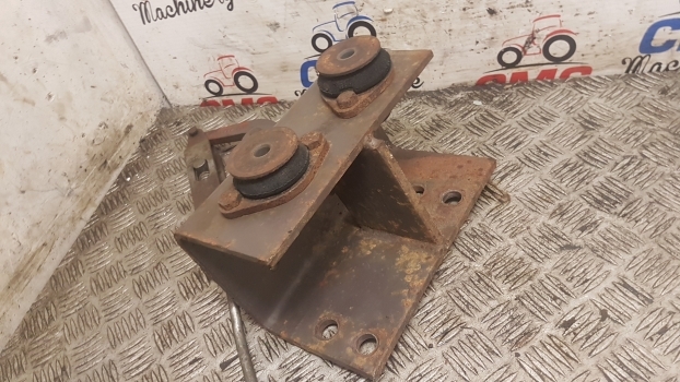 Massey Ferguson 690, 698, 699 Cab Suspension Bracket Mounting Rhs 1679774m93 - Cab suspension for Farm tractor: picture 3 Massey Ferguson 690, 698, 699 Cab Suspension Bracket Mounting Rhs 1679774m93 - Cab suspension for Farm tractor: picture 3