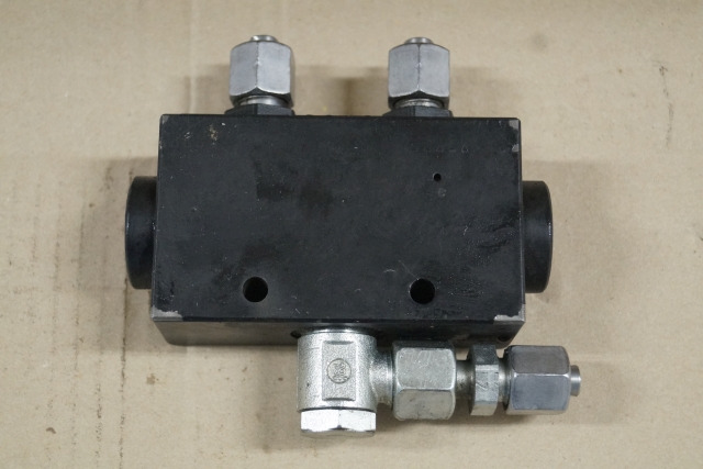 Unknown 100747314 | Valve block 1 in 2 out MSE forks 44033524 RE0100049 Valve block 1 in 2 out MSE forks 44033524 RE0100049 - Hydraulic valve for Material handling equipment: picture 2 Unknown 100747314 | Valve block 1 in 2 out MSE forks 44033524 RE0100049 Valve block 1 in 2 out MSE forks 44033524 RE0100049 - Hydraulic valve for Material handling equipment: picture 2
