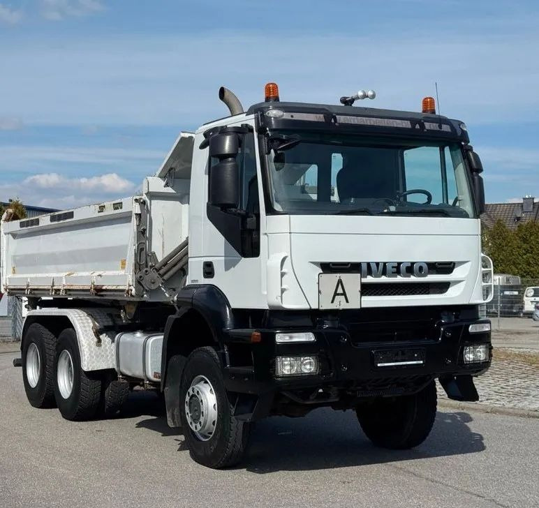 Iveco AD260T45W 6x6 | Meiller | Wywrotka trójstronna | Niemiecki pojazd | 451 KM | Euro 5|Stały zaczep holowniczy - Tipper: picture 1 Iveco AD260T45W 6x6 | Meiller | Wywrotka trójstronna | Niemiecki pojazd | 451 KM | Euro 5|Stały zaczep holowniczy - Tipper: picture 1