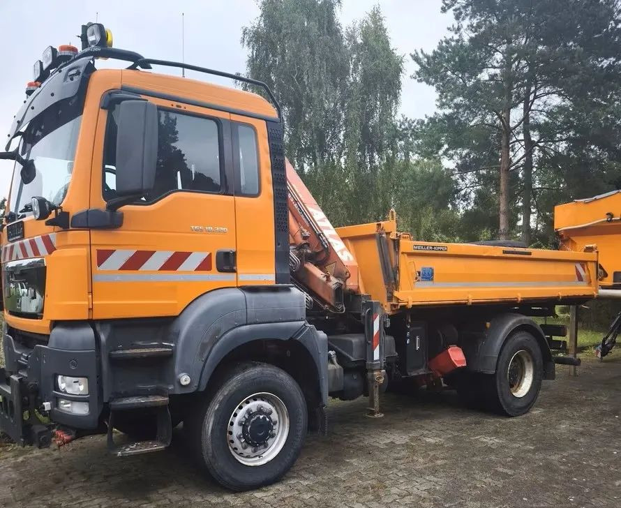 MAN TGS (2012) 18.320 4x4 – Wywrotka trójstronna + Kran Atlas | Komunalny | Euro 5 - Tipper: picture 1 MAN TGS (2012) 18.320 4x4 – Wywrotka trójstronna + Kran Atlas | Komunalny | Euro 5 - Tipper: picture 1