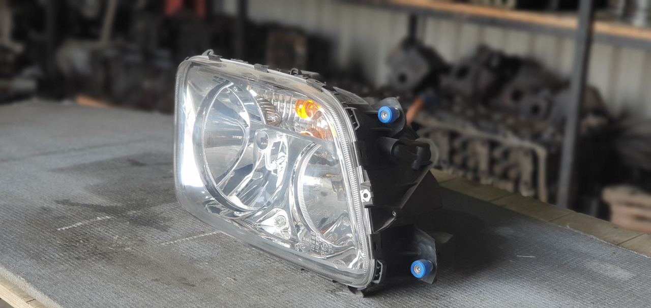 ACTROS MP III HEADLIGHT - PASSENGER - Lights/ Lighting for Truck: picture 2 ACTROS MP III HEADLIGHT - PASSENGER - Lights/ Lighting for Truck: picture 2