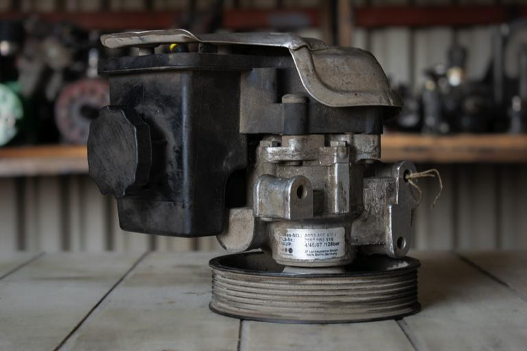 MERCEDES-BENZ SPRINTER (903) 313 CDI HYDRAULIC POWER STEERING PUMP - Steering pump for Truck: picture 2 MERCEDES-BENZ SPRINTER (903) 313 CDI HYDRAULIC POWER STEERING PUMP - Steering pump for Truck: picture 2