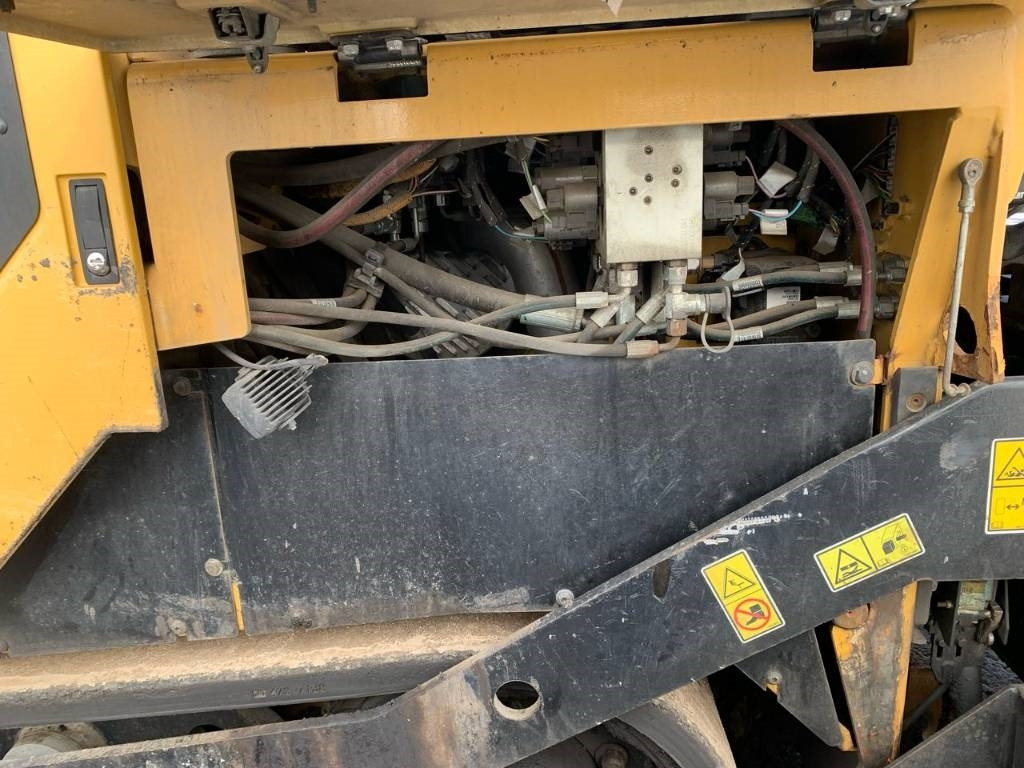 Asphalt paver CAT AP355F: picture 13