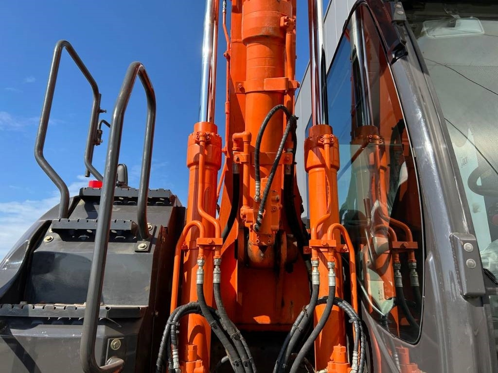 Wheel excavator Hitachi ZX 140 W-5B: picture 35