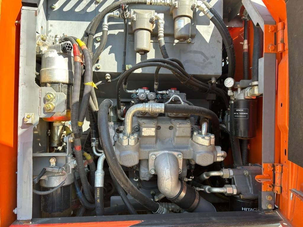 Wheel excavator Hitachi ZX 140 W-5B: picture 30