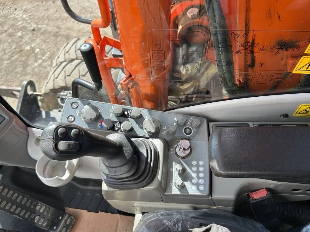 Wheel excavator Hitachi ZX 140 W-5B: picture 14