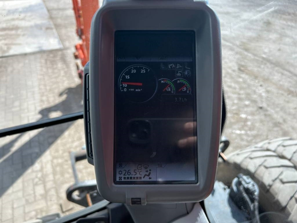 Wheel excavator Hitachi ZX 140 W-5B: picture 11