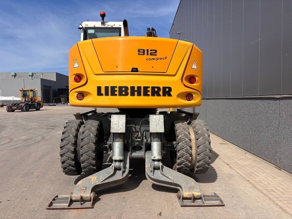 Liebherr A 912 Compact (3 Buckets + Forks) - Wheel excavator: picture 4 Liebherr A 912 Compact (3 Buckets + Forks) - Wheel excavator: picture 4