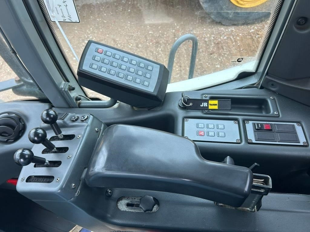 Leasing of Liebherr L 550 (Comes with High-tip - Mit Hochkipper)  Liebherr L 550 (Comes with High-tip - Mit Hochkipper): picture 17