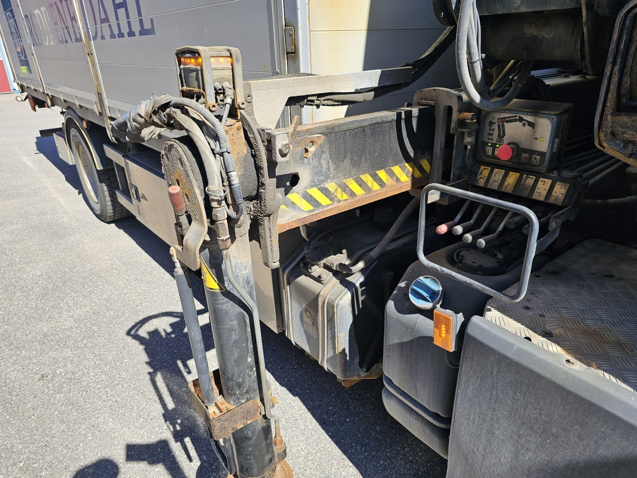 Scania P320 - Dropside/ Flatbed truck, Crane truck: picture 3 Scania P320 - Dropside/ Flatbed truck, Crane truck: picture 3