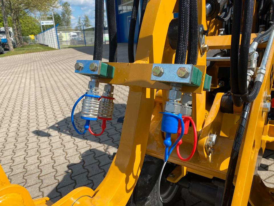 Compact loader Radlader / Hoflader BK906 mit Kabine *INKL.19% MWST*PERKINS*BERGER KRAUS*GABELPAKET*CE*EURO*: picture 18 Compact loader Radlader / Hoflader BK906 mit Kabine *INKL.19% MWST*PERKINS*BERGER KRAUS*GABELPAKET*CE*EURO*: picture 18