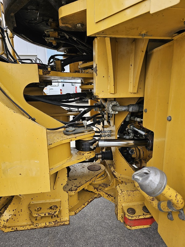 Wheel loader CATERPILLAR 966K: picture 13
