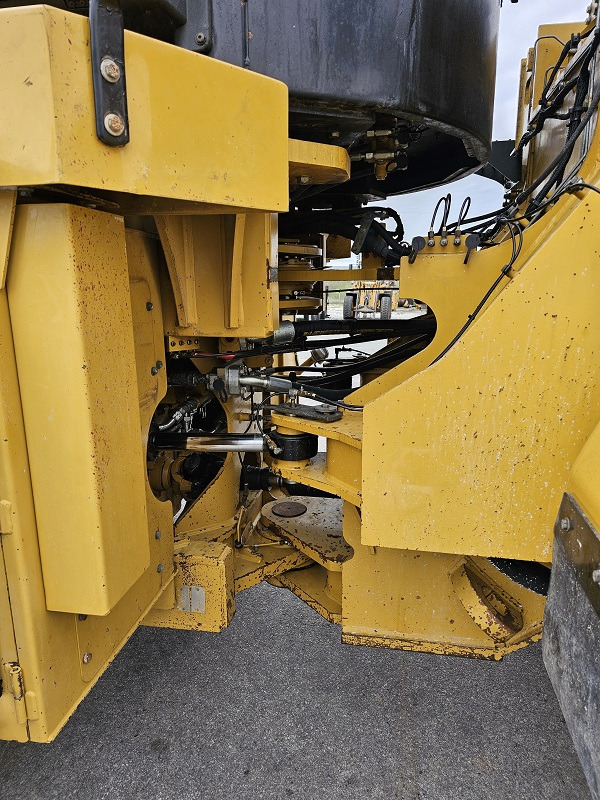 Wheel loader CATERPILLAR 966K: picture 14