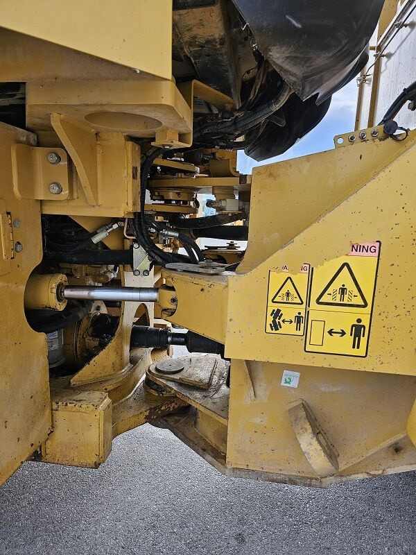 Wheel loader Caterpillar 962H: picture 13