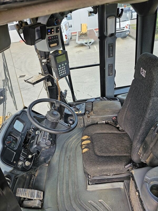 Wheel loader Caterpillar 962H: picture 10