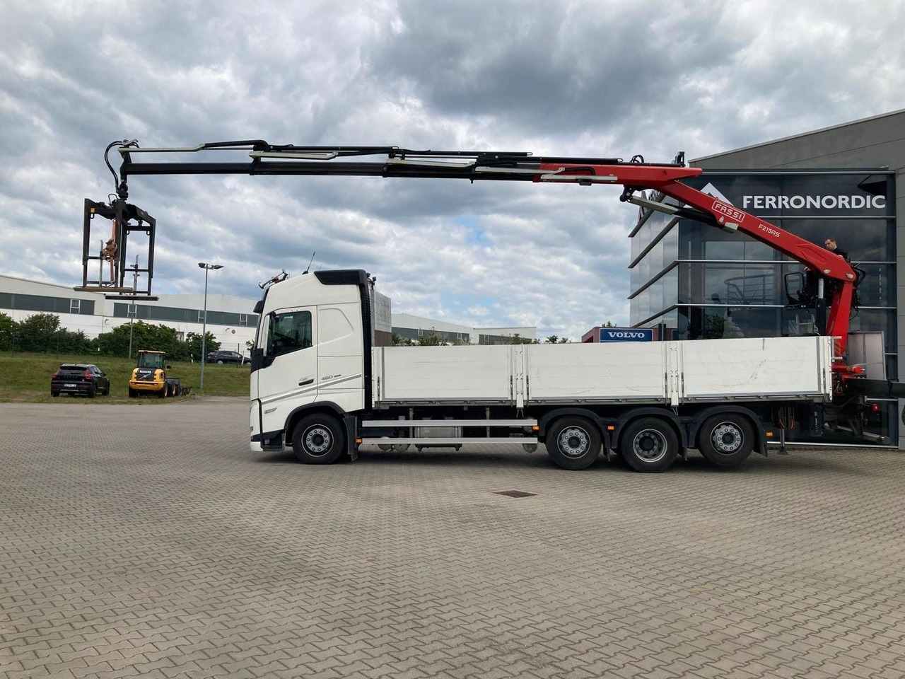Volvo FH460 8x2 TRIDEM VLA&NLA gelenkt*FASSI F215AS.24 - Crane truck: picture 1 Volvo FH460 8x2 TRIDEM VLA&NLA gelenkt*FASSI F215AS.24 - Crane truck: picture 1