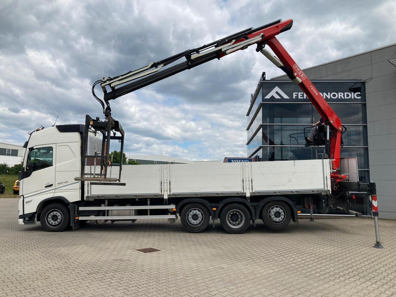 Volvo FH460 8x2 TRIDEM VLA&NLA gelenkt*FASSI F215AS.24 - Crane truck: picture 4 Volvo FH460 8x2 TRIDEM VLA&NLA gelenkt*FASSI F215AS.24 - Crane truck: picture 4