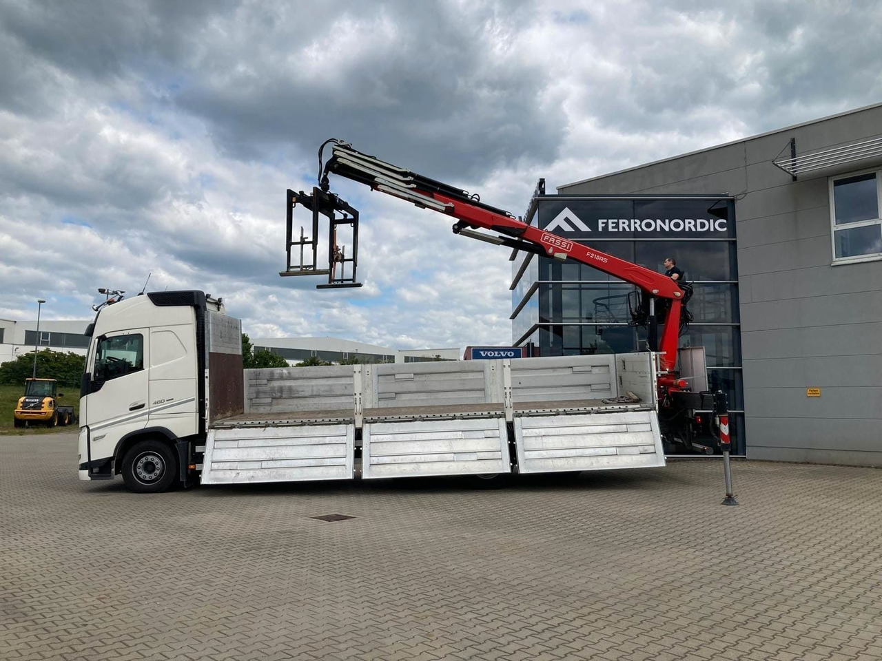 Volvo FH460 8x2 TRIDEM VLA&NLA gelenkt*FASSI F215AS.24 - Crane truck: picture 2 Volvo FH460 8x2 TRIDEM VLA&NLA gelenkt*FASSI F215AS.24 - Crane truck: picture 2