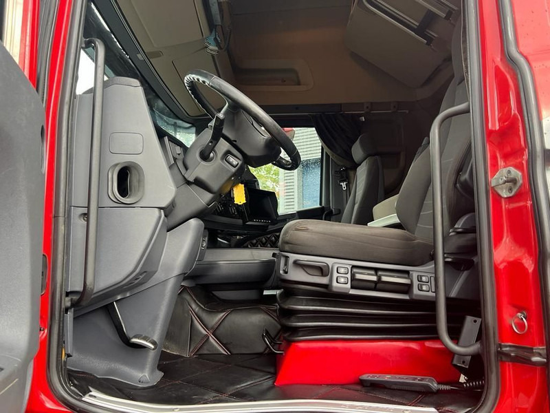 Interior photo 2: Tractor unit Scania R580 8x4