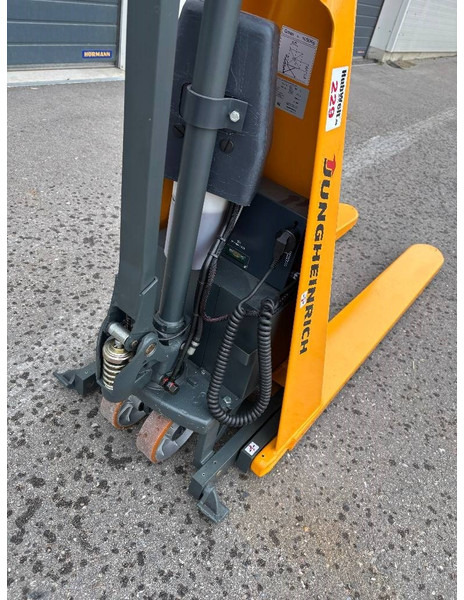 Jungheinrich Scherenhubwagen AMX 10e - Stacker: picture 4 Jungheinrich Scherenhubwagen AMX 10e - Stacker: picture 4