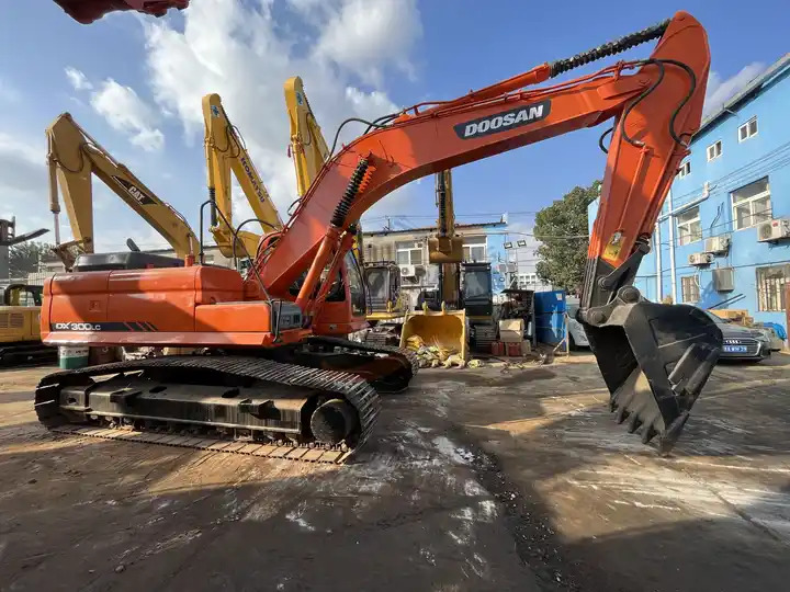90% new and low hours used excavators Doosan DX300LC second hand excavators 30tons excavator new arrivedd in stock for sale - Excavator: picture 5 90% new and low hours used excavators Doosan DX300LC second hand excavators 30tons excavator new arrivedd in stock for sale - Excavator: picture 5