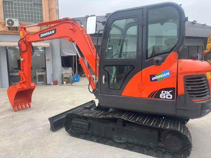 High Quality Hot Selling 6ton Second Hand Excavator Machine Mini Small Excavator DX60-9C Used Doosan Excavator for Sale DX60 - Excavator: picture 3 High Quality Hot Selling 6ton Second Hand Excavator Machine Mini Small Excavator DX60-9C Used Doosan Excavator for Sale DX60 - Excavator: picture 3