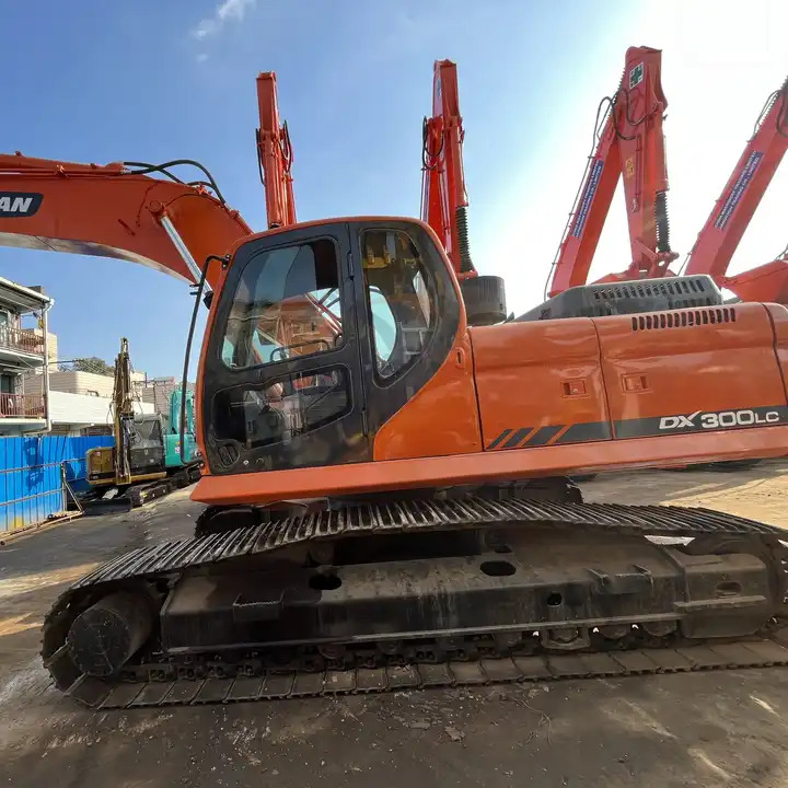Low price hours Used Machinery Doosan300 dx300lc Hydraulic Crawler Backhoe Digger 30ton Used Excavator Doosan DX300LC - Crawler excavator: picture 1 Low price hours Used Machinery Doosan300 dx300lc Hydraulic Crawler Backhoe Digger 30ton Used Excavator Doosan DX300LC - Crawler excavator: picture 1