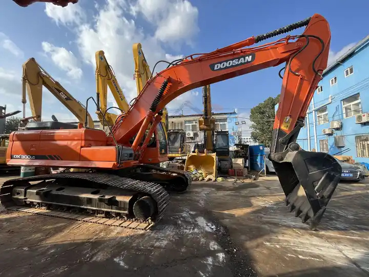 Low price hours Used Machinery Doosan300 dx300lc Hydraulic Crawler Backhoe Digger 30ton Used Excavator Doosan DX300LC - Crawler excavator: picture 3 Low price hours Used Machinery Doosan300 dx300lc Hydraulic Crawler Backhoe Digger 30ton Used Excavator Doosan DX300LC - Crawler excavator: picture 3