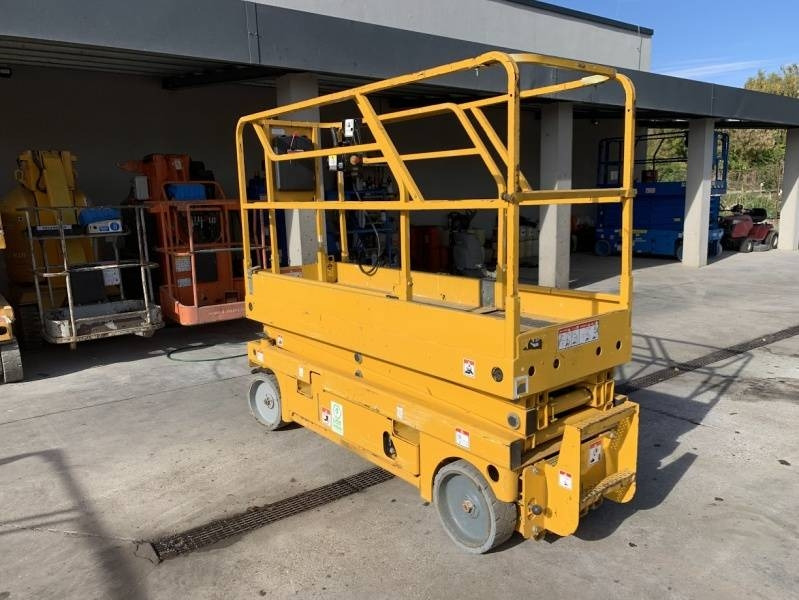 Haulotte Compact 8 - 8m, electric  - Scissor lift: picture 1 Haulotte Compact 8 - 8m, electric  - Scissor lift: picture 1