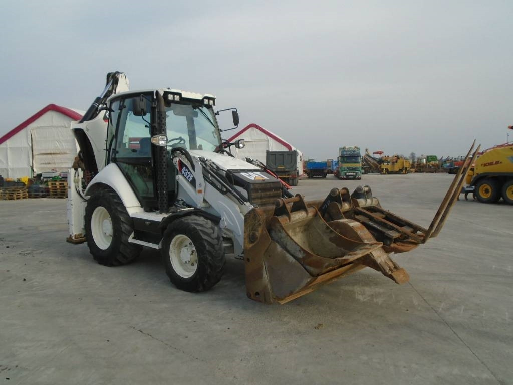 CAT 432F + 5 Cupe + Furci pentru paleti - Backhoe loader: picture 4 CAT 432F + 5 Cupe + Furci pentru paleti - Backhoe loader: picture 4