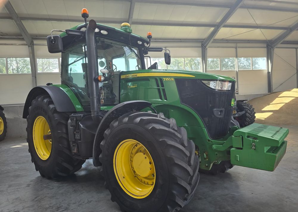 John Deere 7250R - Farm tractor: picture 2 John Deere 7250R - Farm tractor: picture 2
