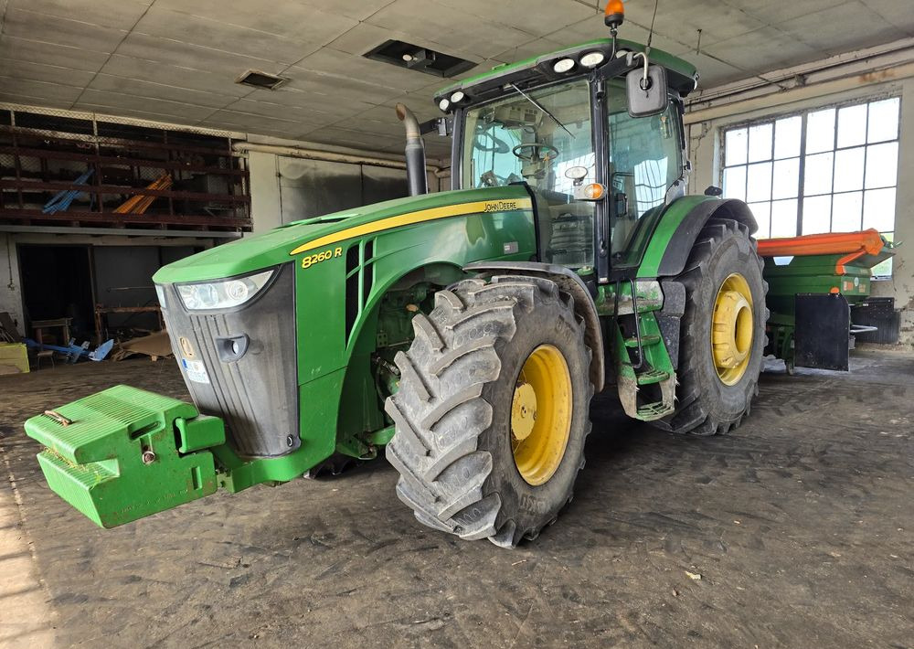 John Deere 8260R - Farm tractor: picture 1 John Deere 8260R - Farm tractor: picture 1