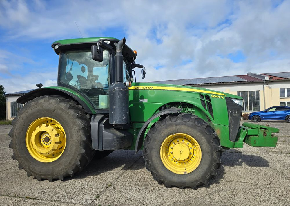 John Deere 8260R - Farm tractor: picture 4 John Deere 8260R - Farm tractor: picture 4