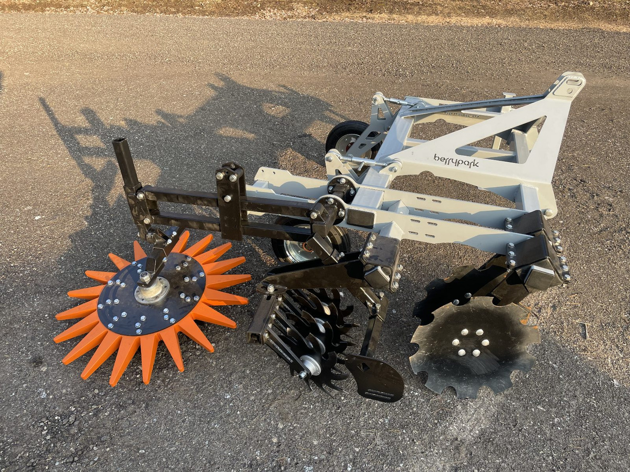 Berrypark Roll- und Fingerhacke / Orchard Weeder / Sarcleuse arboricole / Pielnik sadowniczy - Cultivator: picture 2 Berrypark Roll- und Fingerhacke / Orchard Weeder / Sarcleuse arboricole / Pielnik sadowniczy - Cultivator: picture 2