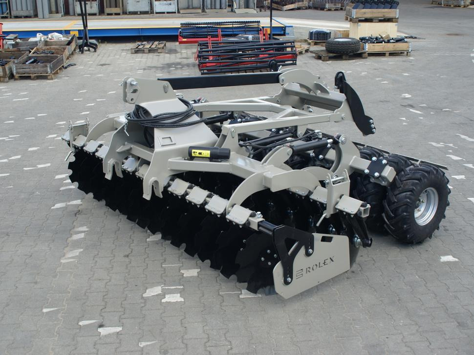 ROLEX Scheibenegge / Disc harrow with hydropack and tire roller / Dechaumeur à disques / Erpice a dischi / Дисковая борона с гидропаком и колёсным катком / Agregat talerzowy uprawowy z hydropackiem i - Disc harrow: picture 1 ROLEX Scheibenegge / Disc harrow with hydropack and tire roller / Dechaumeur à disques / Erpice a dischi / Дисковая борона с гидропаком и колёсным катком / Agregat talerzowy uprawowy z hydropackiem i - Disc harrow: picture 1