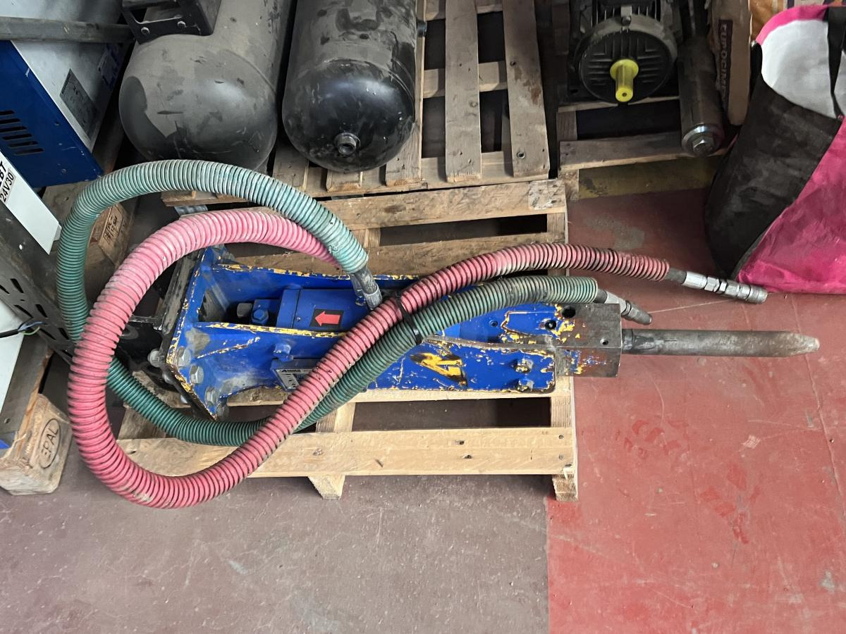 ARDEN AB0082 BRH Brise roche hydraulique - 1 à 3T - Hydraulic hammer: picture 2 ARDEN AB0082 BRH Brise roche hydraulique - 1 à 3T - Hydraulic hammer: picture 2