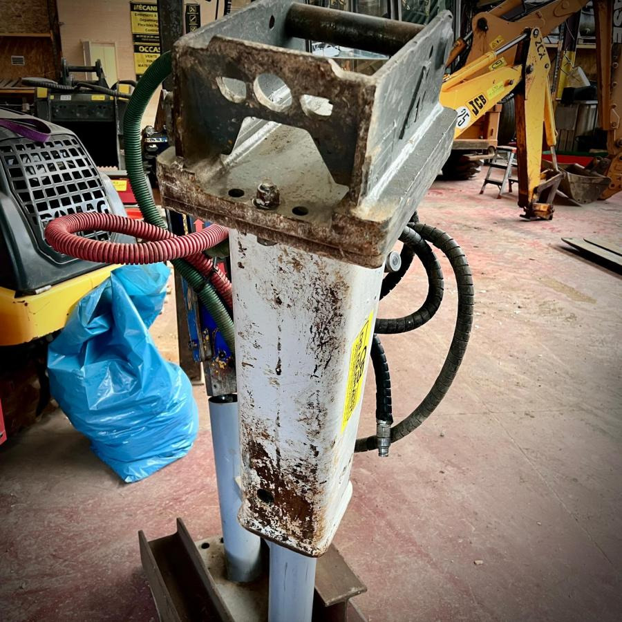 Marteau brise roche hydraulique BRH pour pelle 2 a 4T - Hydraulic hammer: picture 3 Marteau brise roche hydraulique BRH pour pelle 2 a 4T - Hydraulic hammer: picture 3
