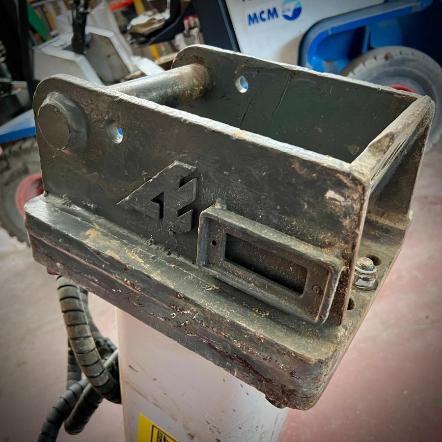 Marteau brise roche hydraulique BRH pour pelle 2 a 4T - Hydraulic hammer: picture 5 Marteau brise roche hydraulique BRH pour pelle 2 a 4T - Hydraulic hammer: picture 5