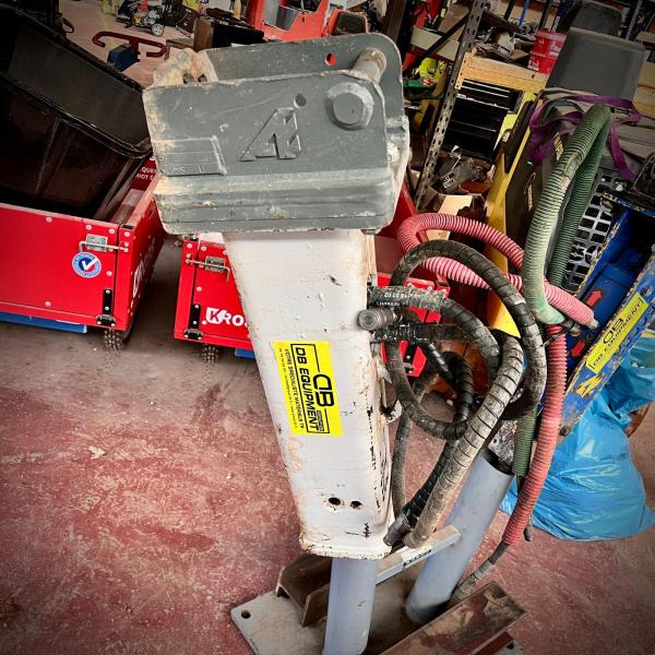 Marteau brise roche hydraulique BRH pour pelle 2 a 4T - Hydraulic hammer: picture 1 Marteau brise roche hydraulique BRH pour pelle 2 a 4T - Hydraulic hammer: picture 1